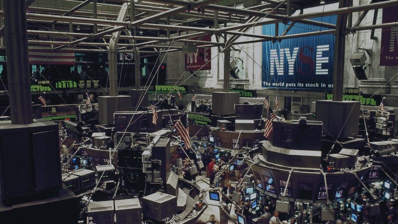 Foto: Handelssaal der New Yorker Börse mit Handelsplätzen und Bildschirmen — Symbolbild aus dem Bildpool der Rubrik, nicht vom Ereignis selbst.