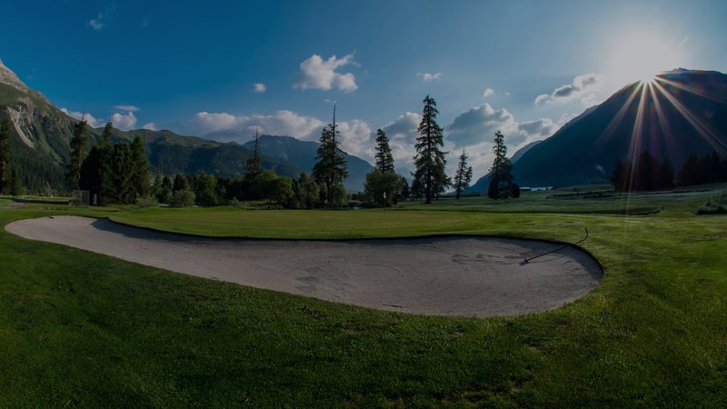Foto: Golfanlage Samedan im Engadin, Blick über Loch 15 auf die Bergkette — Symbolbild aus dem Bildpool der Rubrik, nicht vom Ereignis selbst.