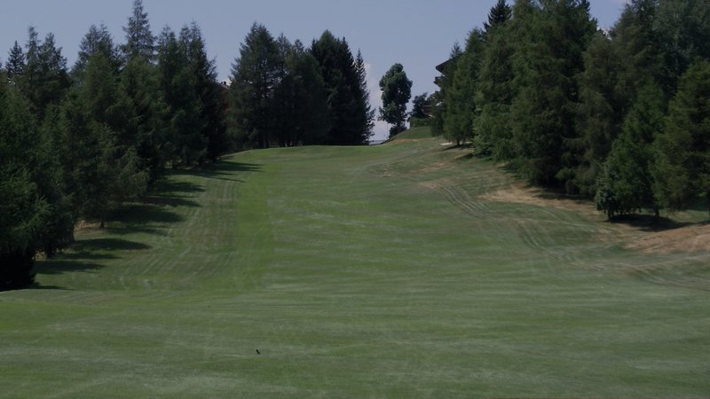 Foto: Annäherung auf das vierte Grün des Jack-Nicklaus-Platzes in Crans-sur-Sierre — Symbolbild aus dem Bildpool der Rubrik, nicht vom Ereignis selbst.