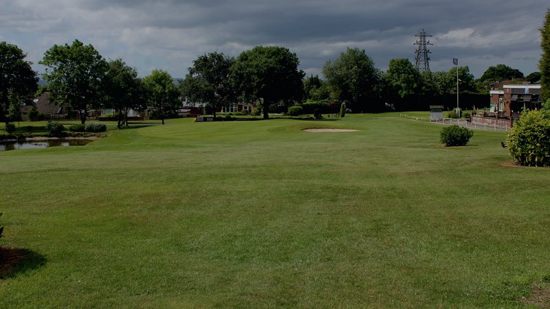 Foto: Fairway eines Golfplatzes mit gemähten Bahnen und Baumreihe am Rand — Symbolbild aus dem Bildpool der Rubrik, nicht vom Ereignis selbst.