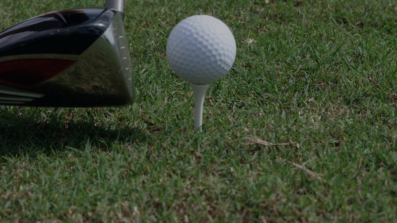 Foto: Golfball auf einem Tee im Gras, Nahaufnahme vor dem Abschlag — Symbolbild aus dem Bildpool der Rubrik, nicht vom Ereignis selbst.