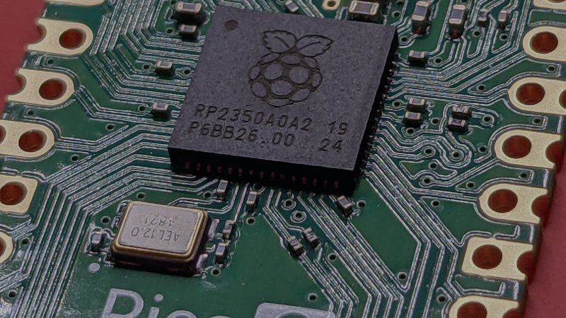 Foto: Nahaufnahme eines Mikrocontroller-Chips auf einer Platine — Symbolbild aus dem Bildpool der Rubrik, nicht vom Ereignis selbst.