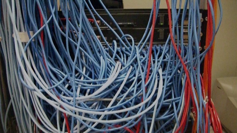 Foto: Server-Rack mit einem dichten Bündel von Netzwerkkabeln — Symbolbild aus dem Bildpool der Rubrik, nicht vom Ereignis selbst.