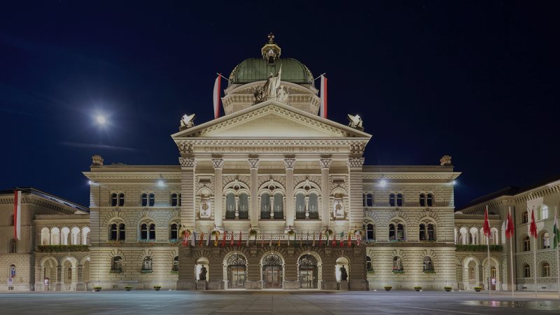 Foto: Das Bundeshaus in Bern mit beflaggtem Bundesplatz — Symbolbild aus dem Bildpool der Rubrik, nicht vom Ereignis selbst.