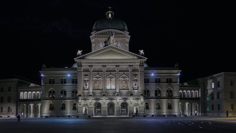 Foto: Das beleuchtete Bundeshaus in Bern bei Nacht — Symbolbild aus dem Bildpool der Rubrik, nicht vom Ereignis selbst.
