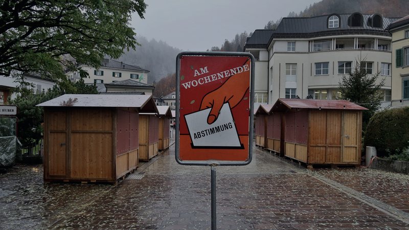 Foto: Schild zur Bekanntmachung eines Abstimmungswochenendes in der Schweiz — Symbolbild aus dem Bildpool der Rubrik, nicht vom Ereignis selbst.