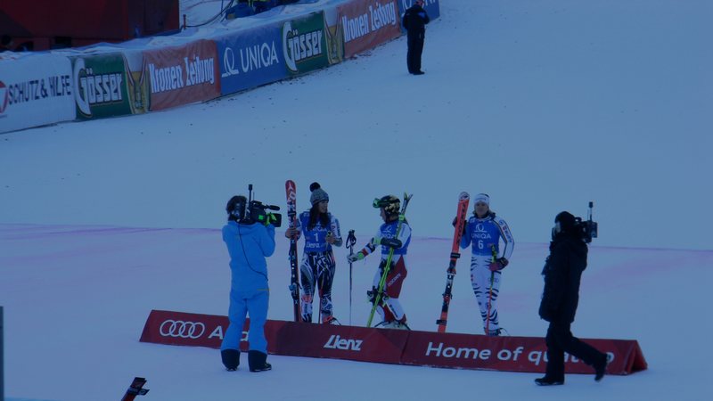Foto: Siegerehrung nach einem Riesenslalom im alpinen Ski-Weltcup — Symbolbild aus dem Bildpool der Rubrik, nicht vom Ereignis selbst.