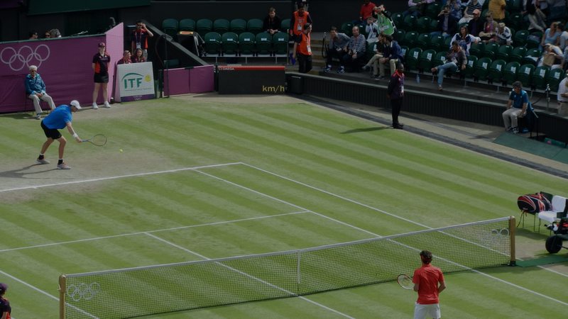 Foto: Roger Federer beim Aufwärmen vor einem Viertelfinal auf dem Tennisplatz — Symbolbild aus dem Bildpool der Rubrik, nicht vom Ereignis selbst.