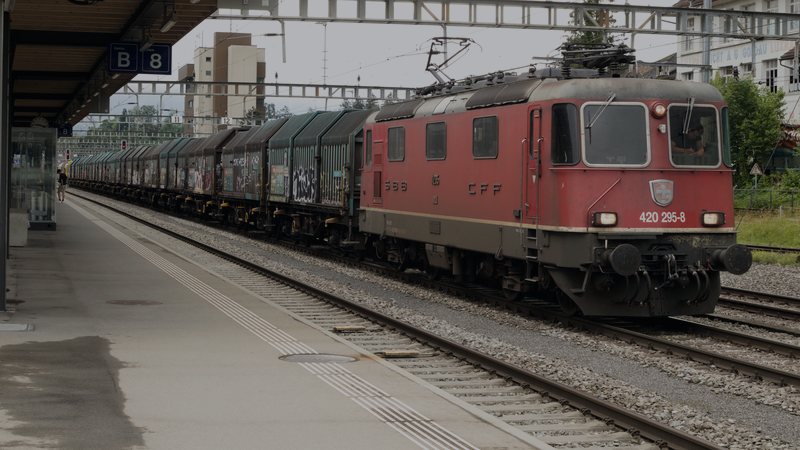 Foto: Güterlokomotive der SBB Cargo beim Halt in Arth-Goldau — Symbolbild aus dem Bildpool der Rubrik, nicht vom Ereignis selbst.