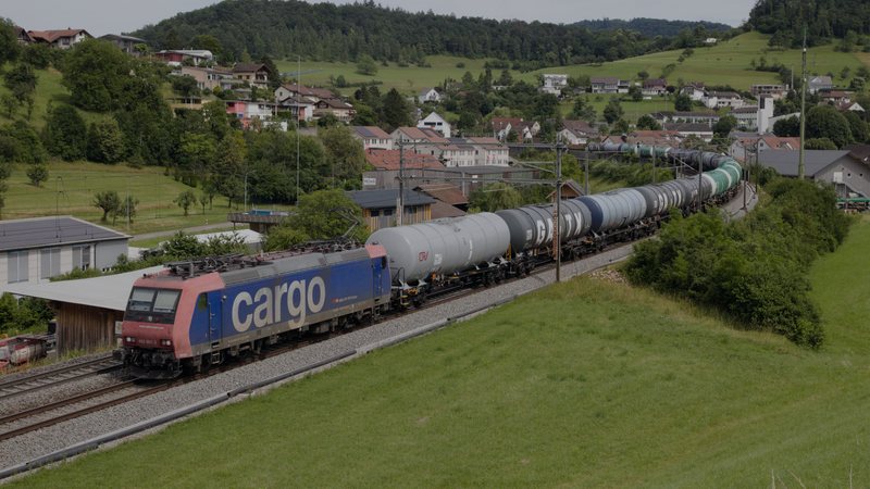 Foto: Güterzug der SBB Cargo mit Kesselwagen bei Zeihen im Aargau — Symbolbild aus dem Bildpool der Rubrik, nicht vom Ereignis selbst.