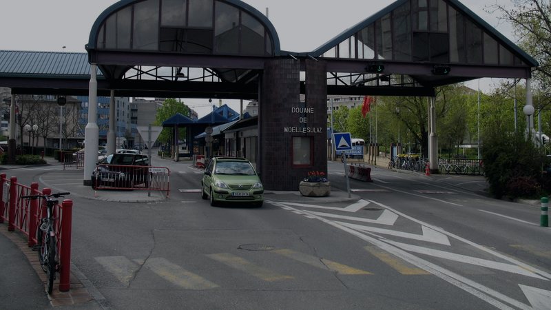 Kontrollstelle an einem Grenzuebergang (Foto: bobbsled, CC BY-SA 2.0).