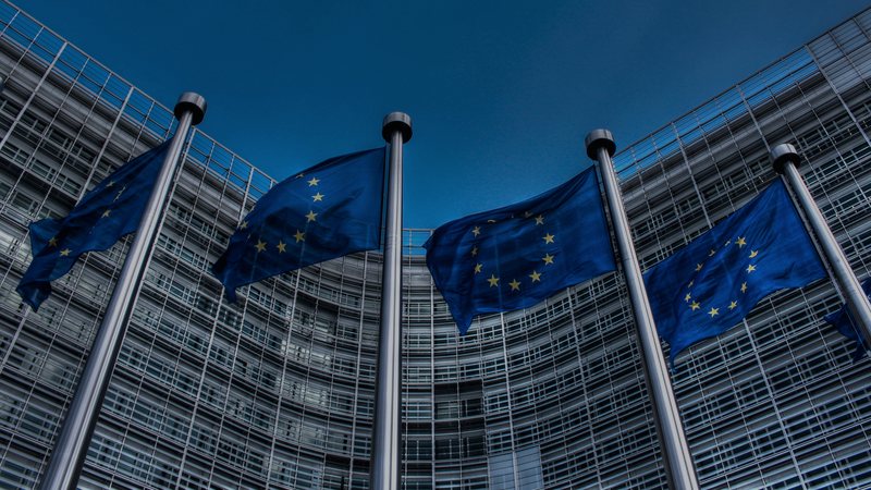 EU-Flaggen vor einem Gebaeude in Bruessel (Foto: Thijs ter Haar, CC BY 2.0).