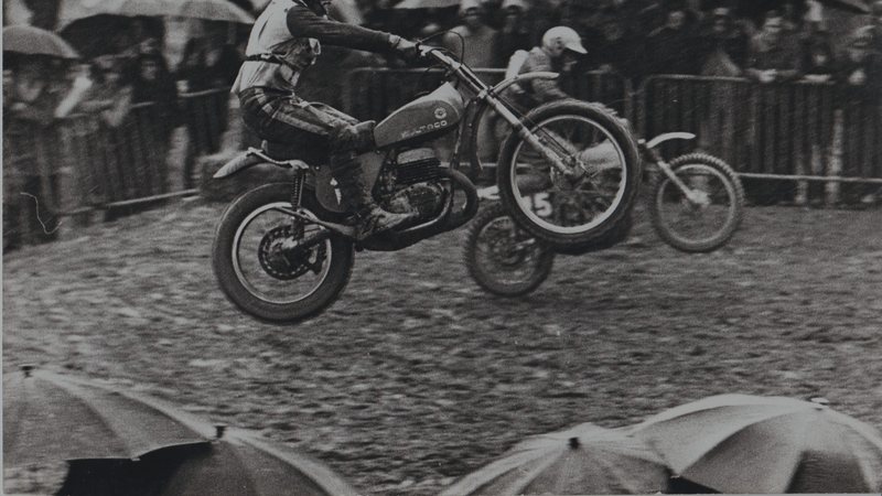 Motocrossfahrer im Sprung (Foto: Otgermallafre, CC BY-SA 4.0).