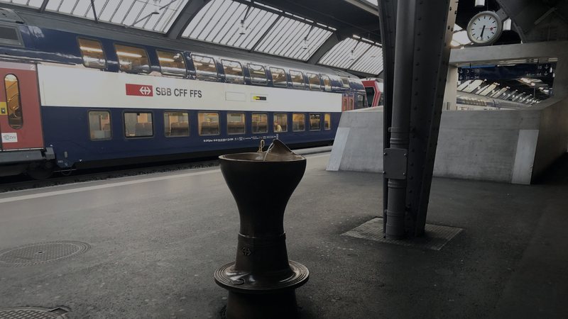 Bahnhofperron in Zuerich (Foto: Katja Hottingen, CC BY-SA 4.0).