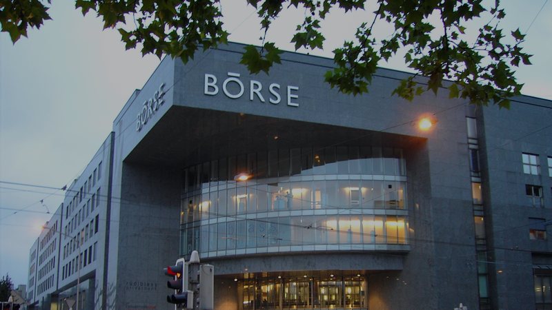 Foto: Gebäude der Börse Zürich in der Dämmerung mit grossem Schriftzug BÖRSE