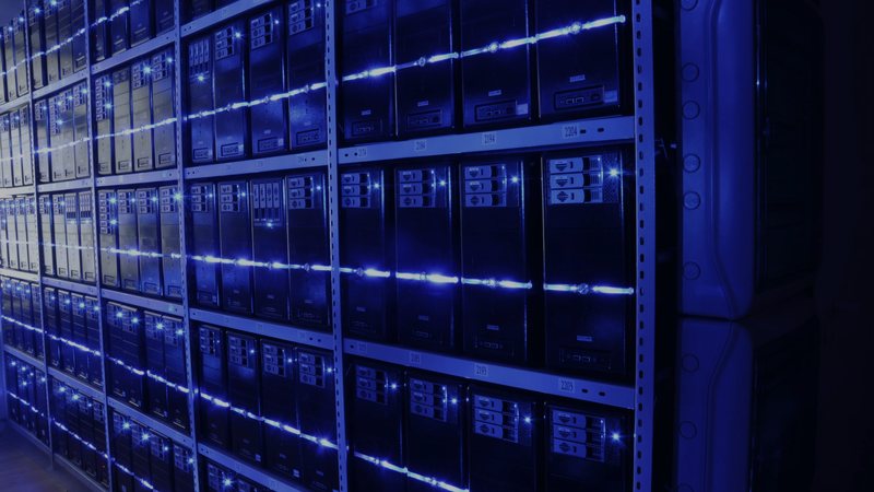 Foto: blau beleuchtete Serverschränke in einem Rechenzentrum