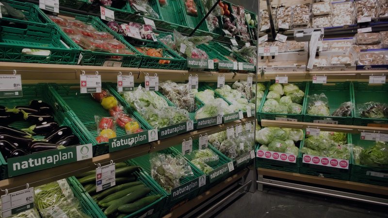 Foto: Gemüseregal in einem Schweizer Supermarkt mit Preisschildern und Schweizerkreuz-Herkunftsangaben