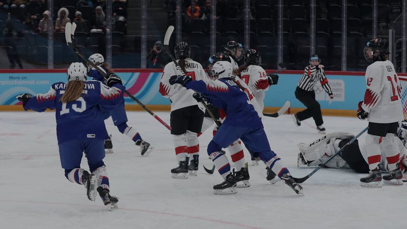 Foto: Eishockey-Szene vor dem Tor mit Schweizer Nationalspielerinnen in weissen Trikots